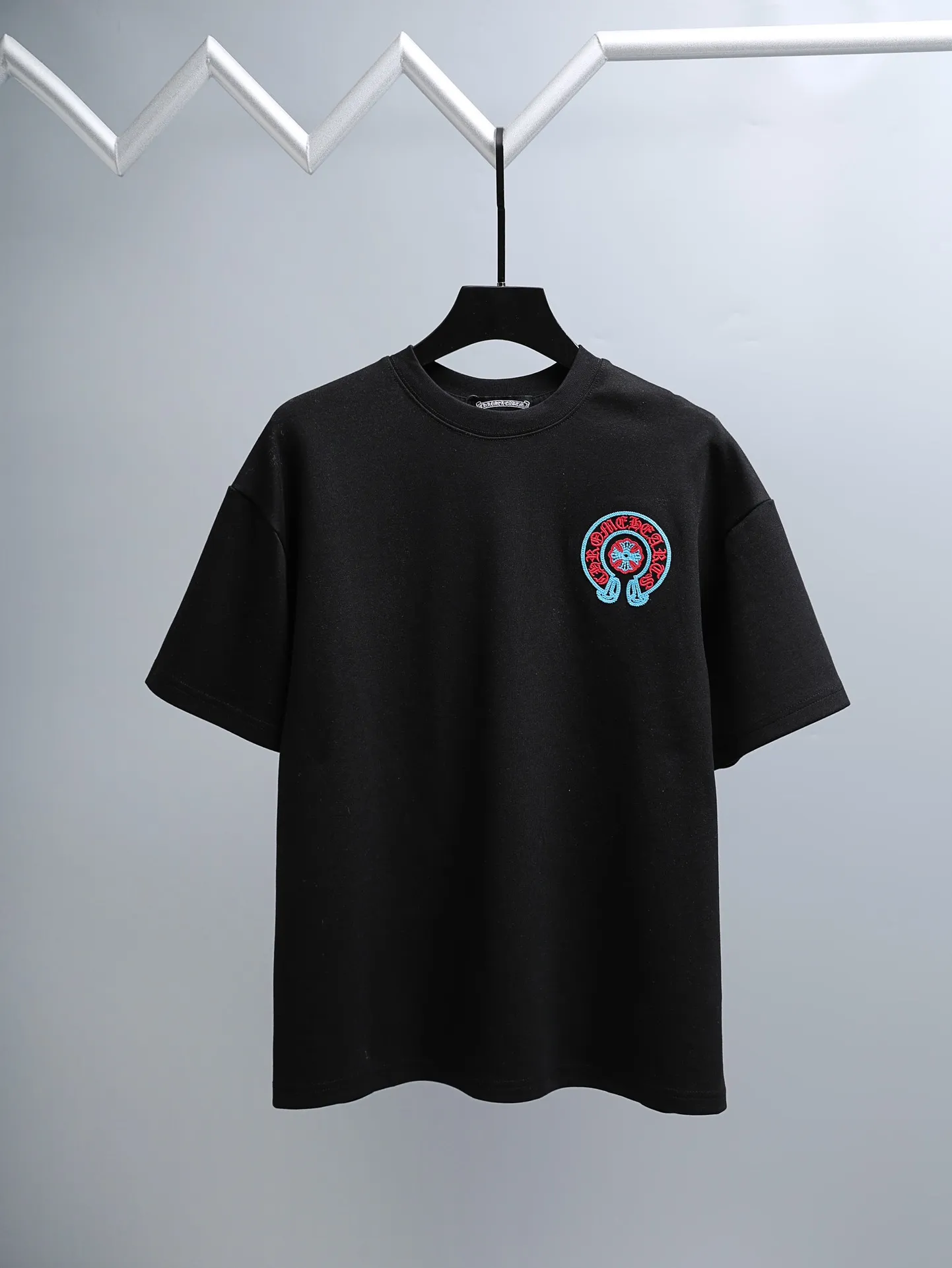 P190 Chrome Hearts* 2꯭0꯭2꯭5 new autumn and winter style ❤️ Original ⌚️ high version Chrome Hearts The fabric is made of 320g high-density modal long-staple cotton. It does not deform or shrink. Process introduction: double thread movement. Chest. The back panel uses overlapping embroidery🪡 process➕the back panel towel rope embroidery process. Color: black SIZE: M-3XL